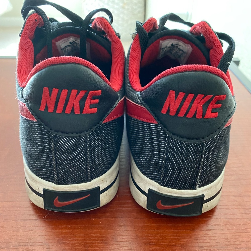 Nike Janoski Lt Black/Red Men’s Canvas Skate Shoe. Size 10.5, Good condition.
